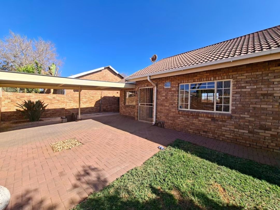 2 Bedroom Property for Sale in Rhodesdene Northern Cape